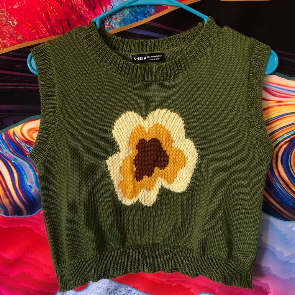 SHEIN Green flower top